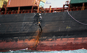 Rena : Container Ship Runs Aground : Tauranga : New Zealand  : Photos : Richard Moore : Photographer